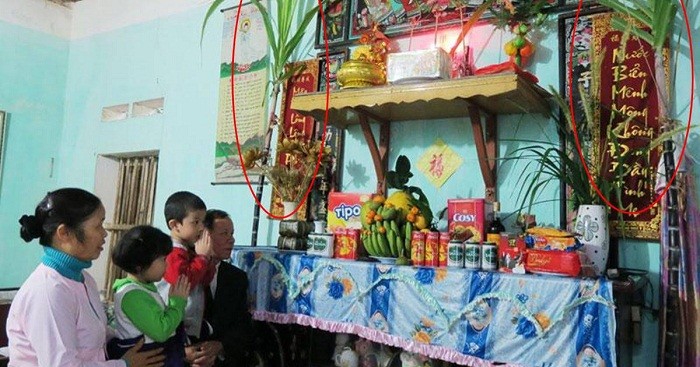 Phong tục thờ cúng của người Việt đặt hai cây mía bên cạnh ban thờ gia tiên ngày Tết