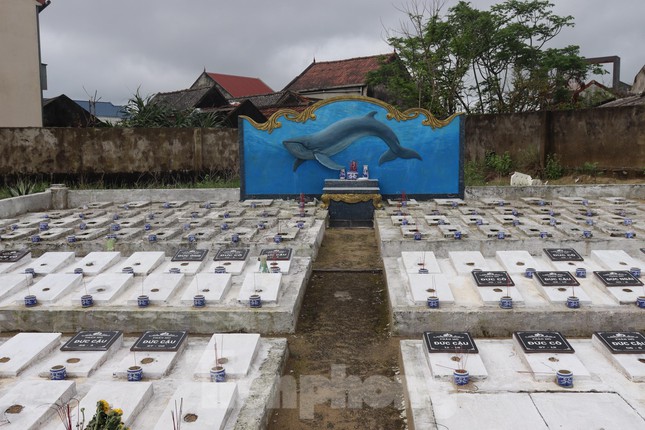 Độc đáo nghĩa địa chôn cất gần 200 cá Ông, thờ phụng như người