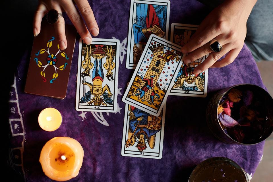 Bói Tình Yêu Sắp Đến 2025: Hé Lộ "Nửa Kia" Bằng Tarot & Phong Thủy!